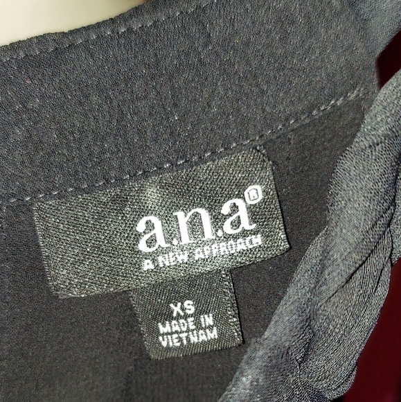 Cute Womans Tank Top with Flowers from a.n.a. in a size XS Extra Small - Picture 6 of 6